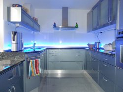 Кухонные фартуки из стекла с подсветкой – тонкости выбора